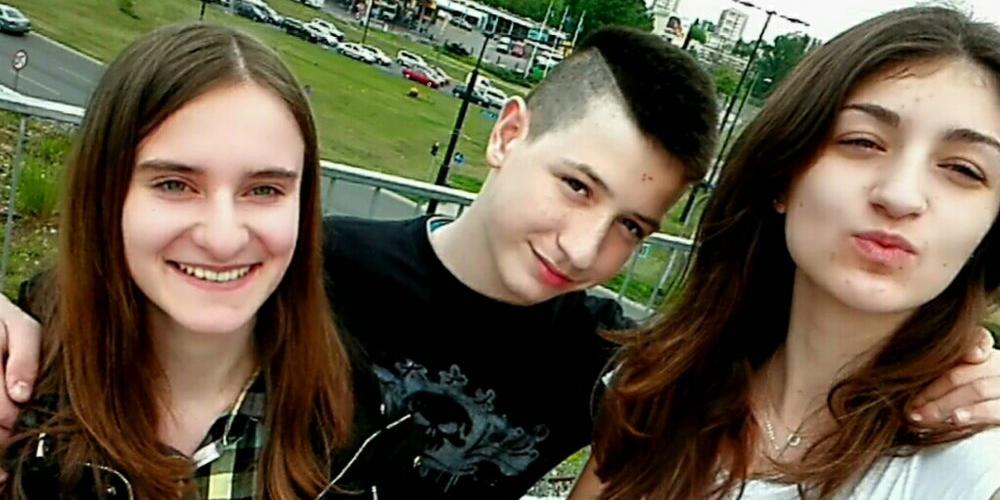 Ci młodzi gimnazjaliści (od lewej: Natalia Jagodzińska, Patryk Patkowski
i Wiktoria Solnica) walczyli o miano najlepszych chemików spośród uczniów gimnazjów Lubelszczyzny. Natalii udało się zdobyć II miejsce!
Na zdjęciu  z Gimnazjum nr 2 w Łukowie. - fot. 