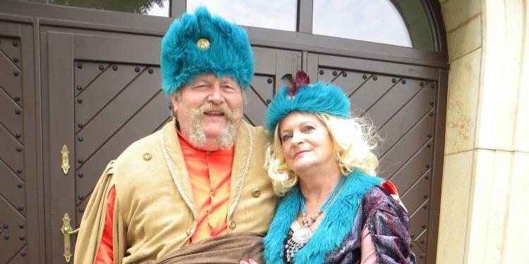 Mistrz Jan Twardowski (Sławomir Ługowski)i jego żona Barbara (Wanda Gajewska) zapraszają do Węgrowa. - fot. 