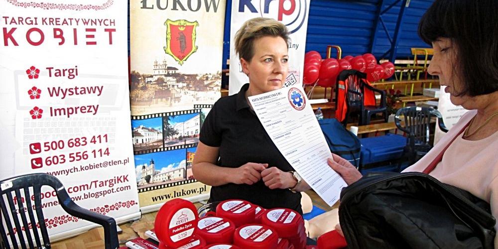 Na stoisku z tzw. pudełkami życia. Fot. PGL