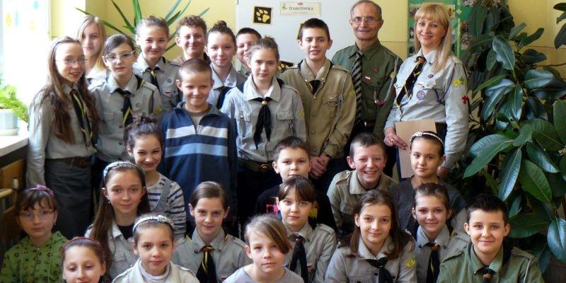 Harcmistrzyni Urszula Kozłowska z komendantem łukowskiego Hufca ZHP, hm. Zdzisławem Dudzińskim (stoją pierwsi z prawej) i swoimi „Wilkami” w Szkole Podstawowej w Rolach. Fot. arch. KH ZHP w Łukowie - fot. 