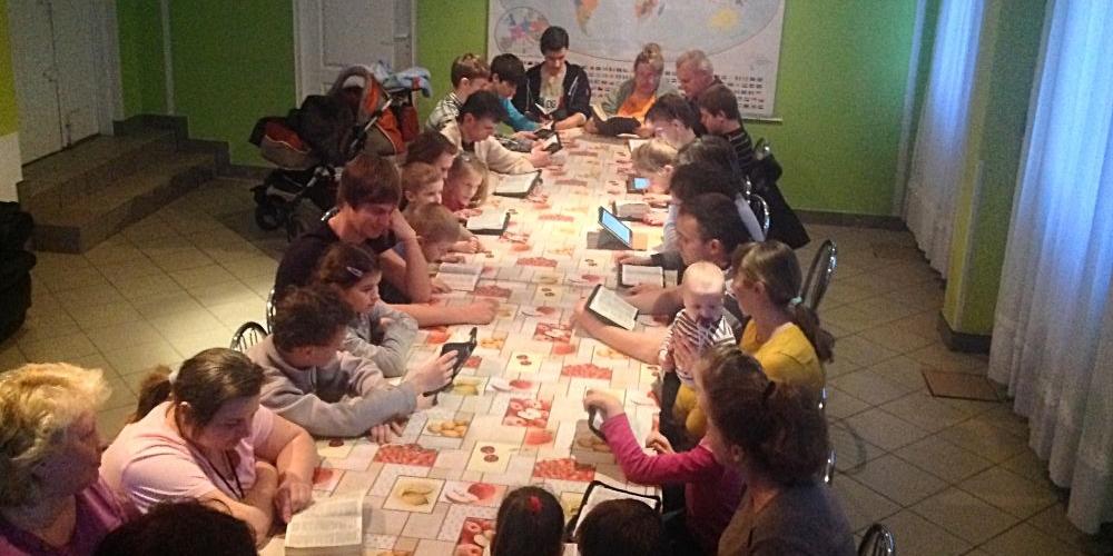 W piątkowy wieczór grupa uchodźców wspólnie czytała biblię. - fot. 