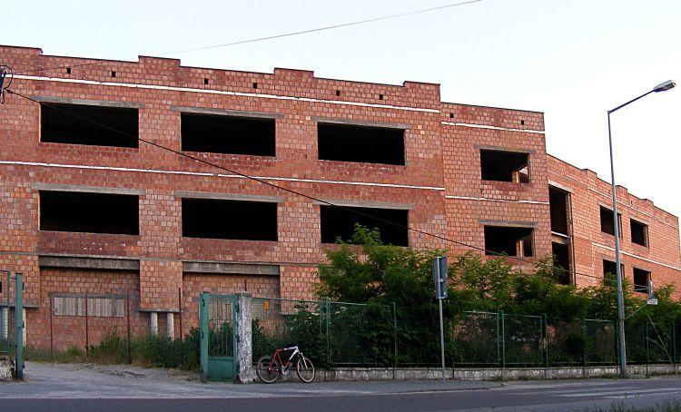 Na dokończenie rozpoczętej przed laty budowy gmachu dydaktycznego przy I LO w Łukowie brakuje władzom powiatu 6 mln zł. Fot. PGL - fot. 