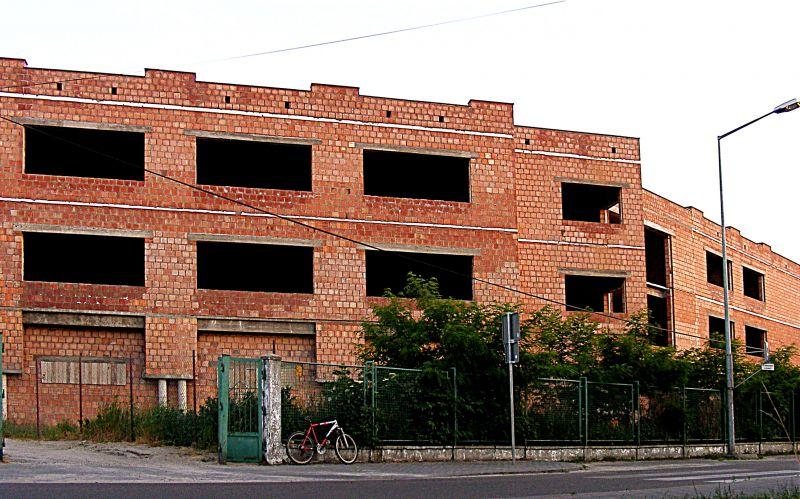 Niedokończony gmach przy ul. Cieszkowizna w Łukowie. Fot. PGL - fot. 