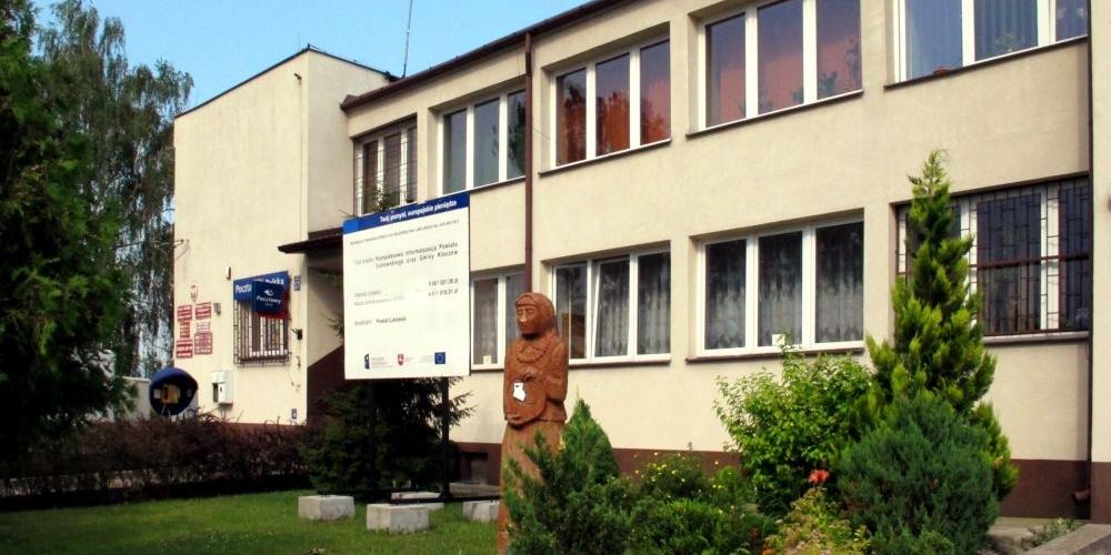 W tym gmachu w Woli Mysłowskiej zerwano plomby z depozytów wyborczych. Czy w Urzędzie Gminy jest bezpiecznie? Fot. PGL