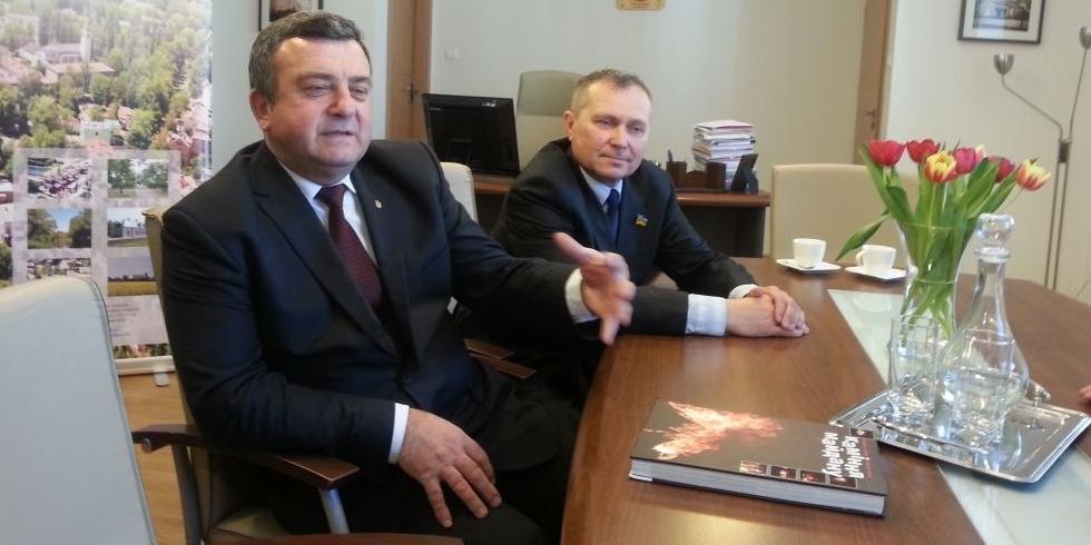 Od lewej: mer Dubna Wasyl Antroniuk i wójt  Nowopskowa w obwodzie ługańskim Aleksander Bondar (fot. jp)  - fot. 