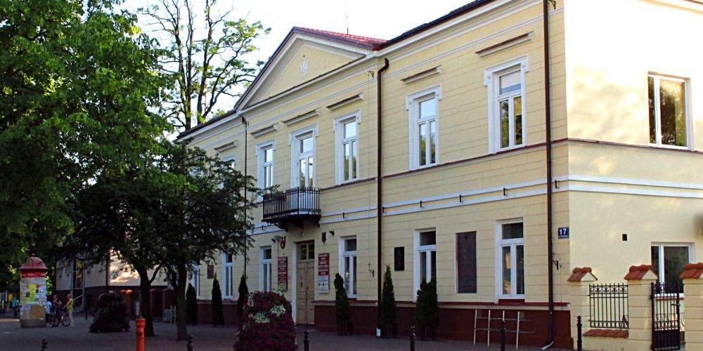Budynek Urzędu Miasta i Starostwa Powiatowego w Łukowie - siedziba Miejskiej Komisji Wyborczej i Powiatowej Komisji Wyborczej.Tutaj nadal pracują nad ustaleniem wyników wyborów. Fot. PGL
