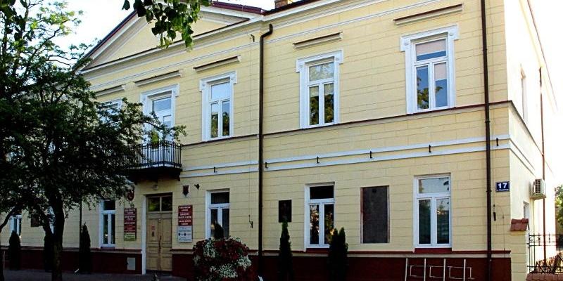 Urząd Miejski i budynek Starostwa Powiatowego w Łukowie. To tu, w sali konferencyjnej im. Jana Pawła II doszło do złamania prawa, co potwierdza policja. Czy potwierdzi to również sąd? Fot. PGL - fot. 