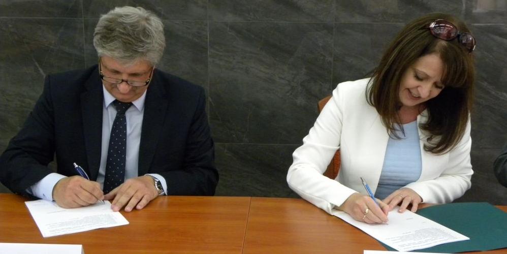 Umowę podpisali: dyrektor Artur Skóra i wicemarszałek Janina Ewa Orzełowska