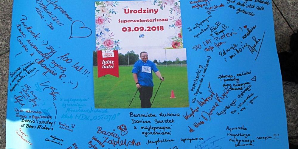 Pamiątkowy plakat, na którym wszyscy chętni wpisywali życzenia dla jubilata. Fot. PGL