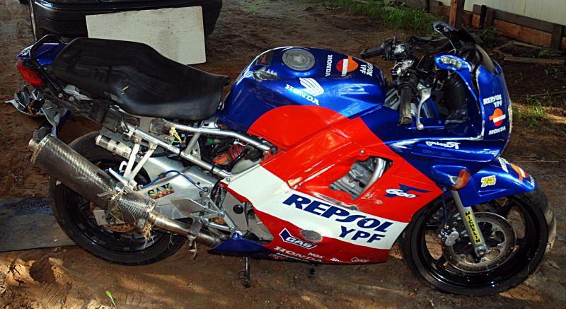 Uszkodzony motocykl, na którym zginął młody człowiek... Fot. Arch. KPP w Łukowie - fot. 