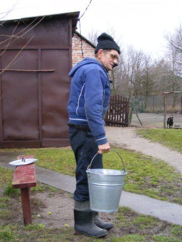 Stanisław Walicki kilka razy dziennie nosi wiadra z wodą 
do swojego domu.
 - fot. 