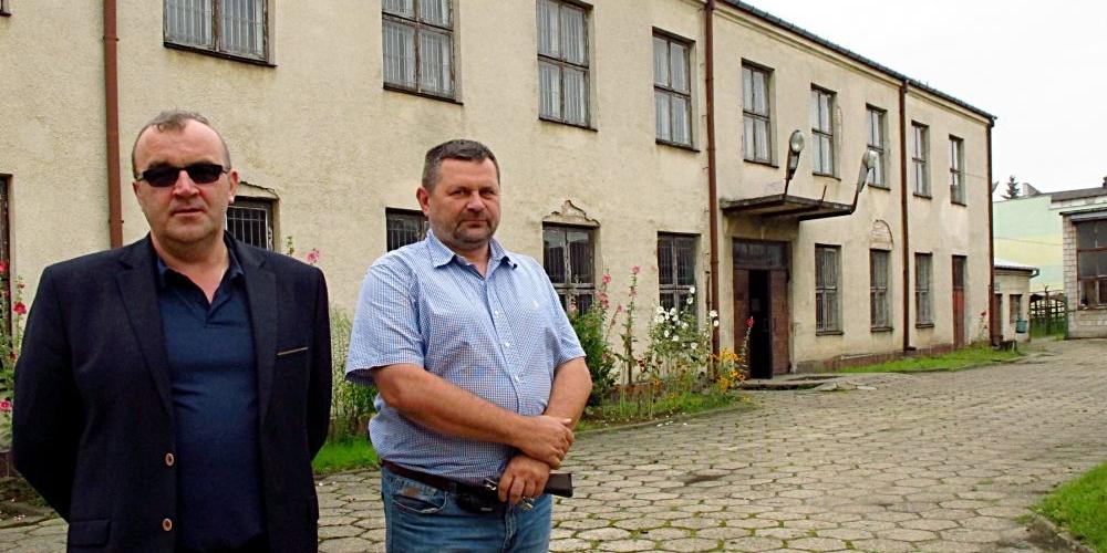 Przed budynkiem warsztatów szkolnych ZS nr 1 w Łukowie (od lewej): Tadeusz Federczyk - dyrektor placówki i Zbigniew Kur - kierownik warsztatów. Fot. PGL
