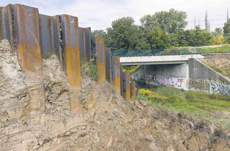 Zjazd z ul. Kruszcowej do wąwozu. Różnica poziomów sięgnie aż 8 metrów! (J. Mazurek) - fot. 