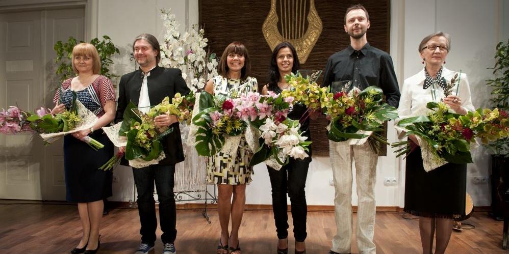 Stoją od lewej: Halina Tunkiewicz, Jerzy Kobyliński, Urszula Chruściel, Iwona Kobylińska, Marek Matwiejczyk i Halina Budziszewska, fot. Agnieszka Król - fot. 