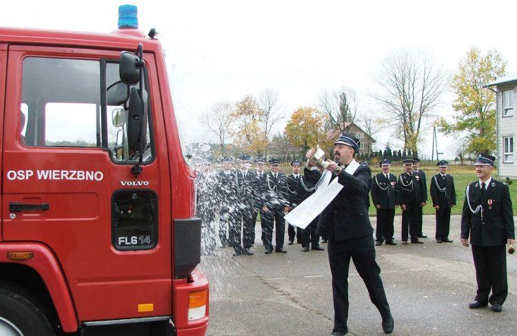 Kapelan strażaków w gminie Wierzbno ks. Krzysztof Samsel nie poskąpił święconej wody. Fot. DK - fot. 