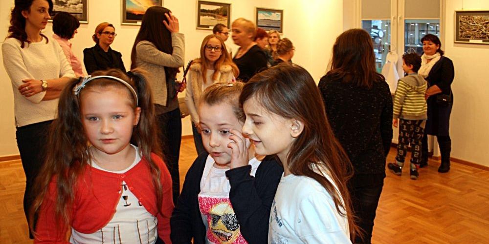 Najmłodsze członkinie szkolnego kółka fotograficznego z Gołąbek. Prace członków tego kółka można do końca stycznia oglądać w Galerii PROwizorium w ŁOK-u. Fot. Arch. ŁOK - fot. ŁOK