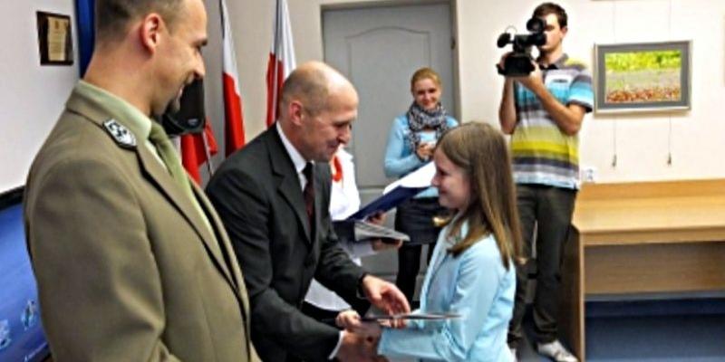 Wernisaż w Urzędzie Gminy. Wójt M. Osiak wręcza nagrody młodym twórcom-uczestnikom pleneru. Obok wójta - Grzegorz Uss, łukowski nadleśniczy. Fot. R. Wysokiński - fot. 