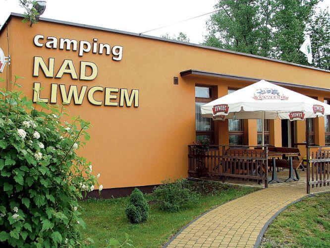  Kemping nad Liwcem na razie wita gości tylko nowym szyldem. 
 - fot. 