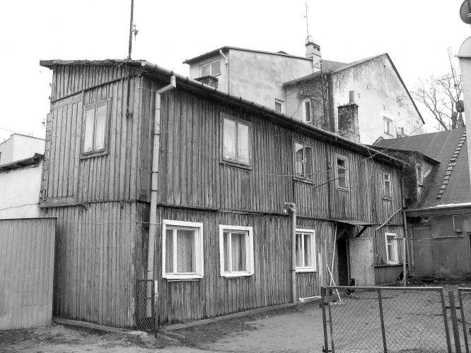 Drewniak przy ul. Kościuszki 1a. Na liście do wyburzenia, ale z nowymi oknami. - fot. 
