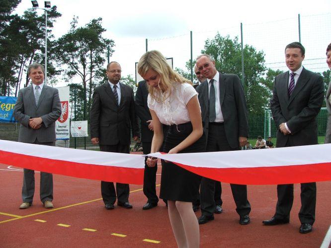 Wstęgę przecina przewodnicząca samorządu uczniowskiego węgrowskiego Gimnazjum, Elżbieta Konopińska. W tle: burmistrz Jarosław Grenda, wicekurator Mariusz Dobijański, wojewoda Jacek Kozłowski i wicemarszałek Ludwik Rakowski. Fot. DK - fot. 