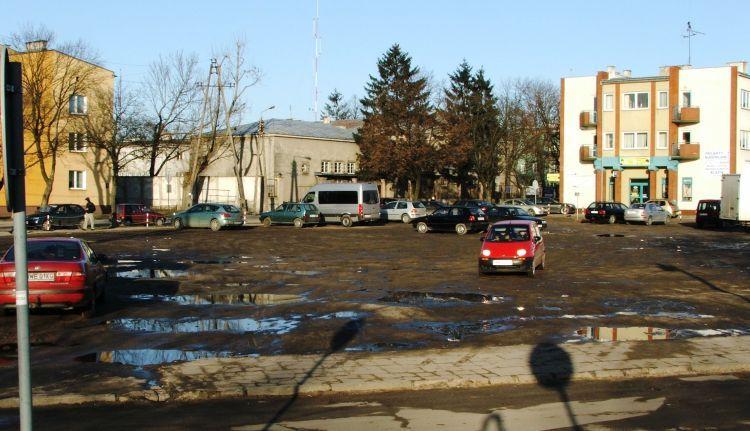 Plac przy ul. Przemysłowej to teraz tylko rozjeżdżony, nierówny parking. 
 - fot. 