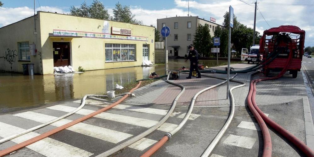 We wrześniu 2010 r. usuwanie szkód po zalaniu Węgrowa trwało kilka dni. Na zdjęciu podtopiony sklep przy ul. Gdańskiej.   - fot. 