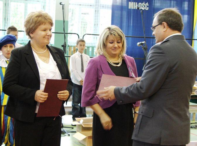 Ppłk Sławomir Łukasik wręcza akty nadania odznaczeń „Pro Memoria” dyrektor szkoły Barbarze Jakubisiak (z lewej) oraz Agnieszce Zarzyckiej. Fot. DK - fot. 
