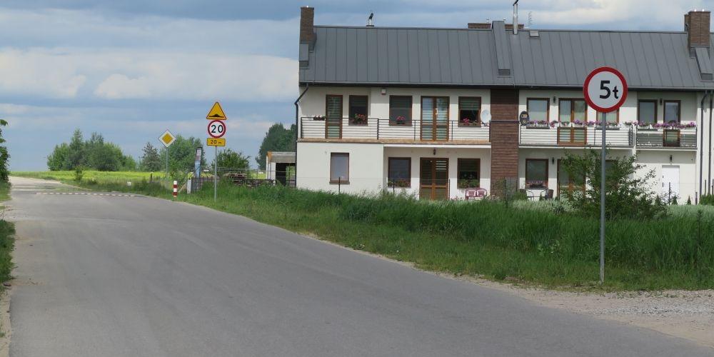 Za progiem zwalniającym jest już tylko droga żwirowa do lasu. fot. MC - fot. 