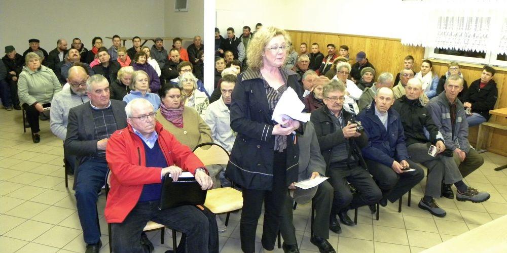 W zebraniu wzięło udział ponad 50 mieszkańców. Pytanie zadaje Anna Iwanowska ze Stowarzyszenia „Wieliczna razem”. fot Sej - fot. 
