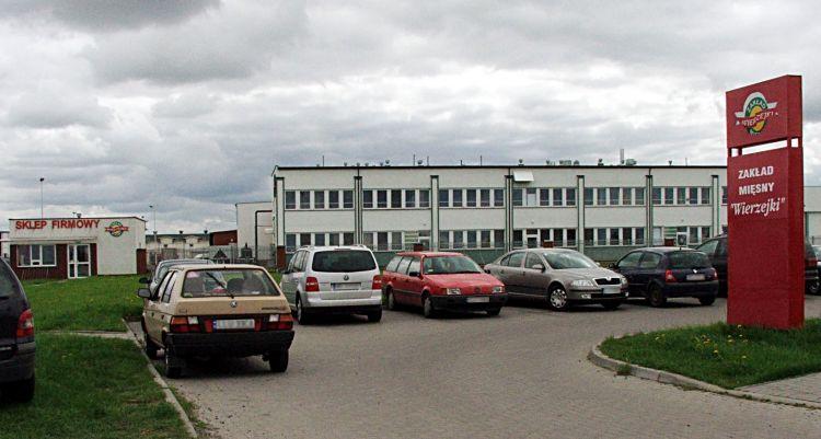 Przed wejściem do Zakładu Mięsnego Wierzejki w Płudach. Fot. PGL - fot. 