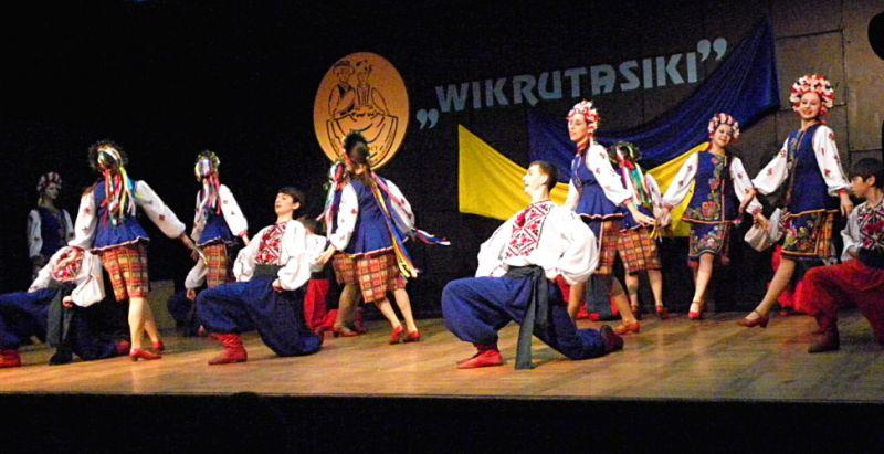 Zespół Pieśni i Tańca „Wikrutasiki” ze Lwowa podczas wykonywania jednego ze swoich narodowych tańców. Fot. PGL - fot. 