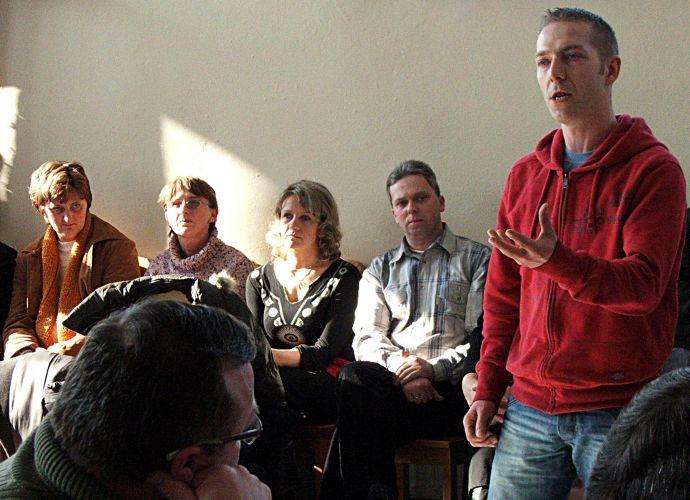 – Szanowna Rado! Czemu chcecie zamordować ponadstuletnią staruszkę? – dopytywał na sesji Rady Gminy w Woli Mysłowskiej mieszkaniec Wilczysk, Daniel Ambroziak. Myślał o szkole w Wilczyskach. Fot. PGL - fot. 