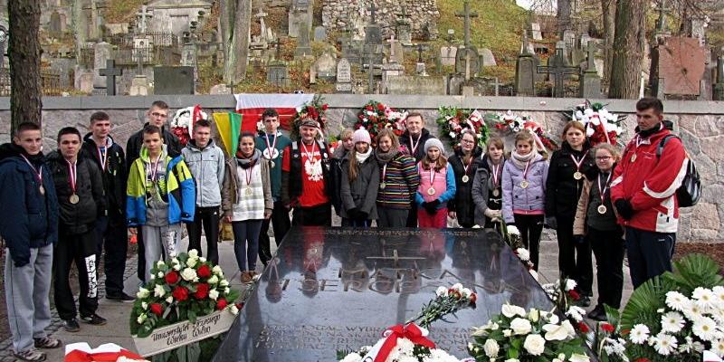 Uczestnicy wycieczki do Wilna razem z ks. hm. Dariuszem Stańczykiem (w koszulce z białym orłem) na Cmentarzu na Rossie. Fot. Arch. ZS w Krynce - fot. 