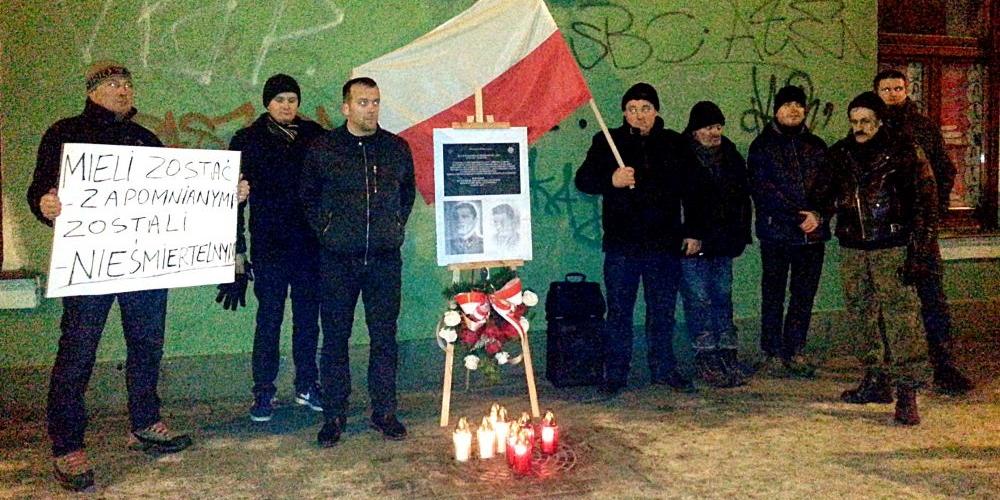 Grupa łukowian, którzy pamiętali o rocznicy zbrojnej akcji WiN na Powiatowy Urząd Bezpieczeństwa Publicznego. Fot. PGL
