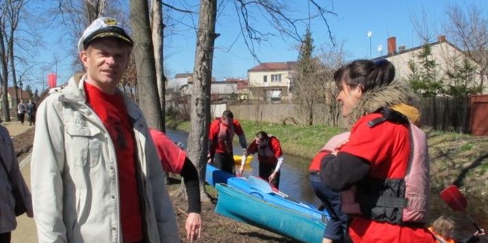 Burmistrz miasta, Dariusz Szustek chętnie bierze udział w promowaniu łukowskiej rzeki, jako miejsca rodzinnej rekreacji. Fot. PGL - fot. 
