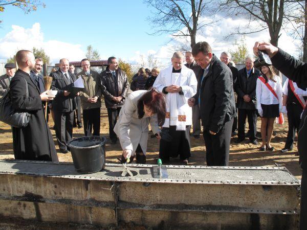 Swój udział we wmurowaniu kamienia miała dyrektor
siedleckiej delegatury Urzędu Marszałkowskiego Janina Ewa Orzełowska.
 - fot. 