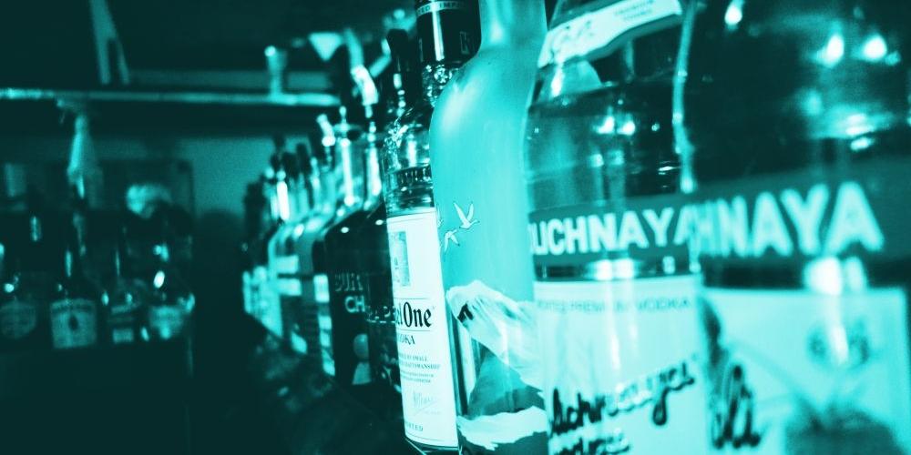 Mieszkaniec powiatu siedleckiego próbował skraść z łukowskiego supermarketu jedną butelkę wódki. Wpadł w ręce policji. Zdjęcie symboliczne. Fot. Kdim, pixabay.com - fot. Kdim, pixabay.com