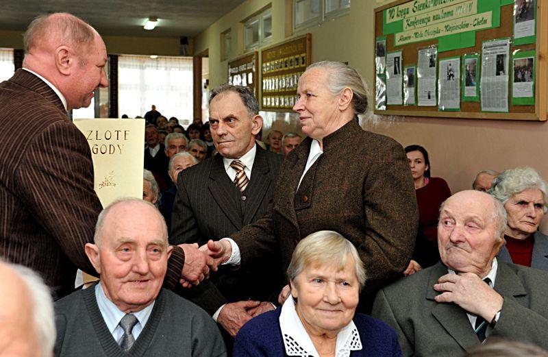 Wójt gminy Wojcieszków, Janusz Wylotek, wręcza jubilatom pamiątkowe dyplomy. Fot. Arch. SnRRGW - fot. 