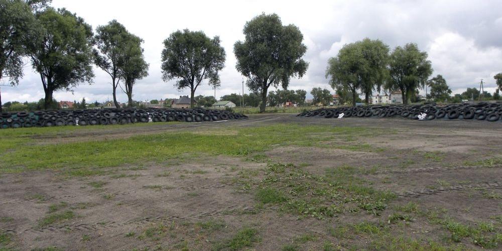 Na tym placu powstanie obora na 120 sztuk bydła. Burmistrz Krzysztof Wyszogrodzki podjął już decyzję. Fot. SEJ - fot. 