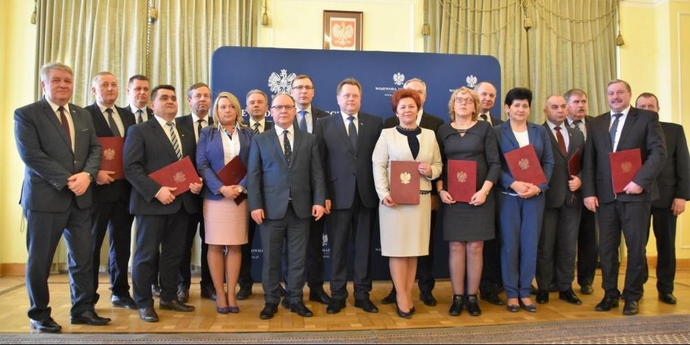 Samorządowcy z promesami od wojewody i ministra. fot. arch MUW w Warszawie - fot. MUWw /Warszawie