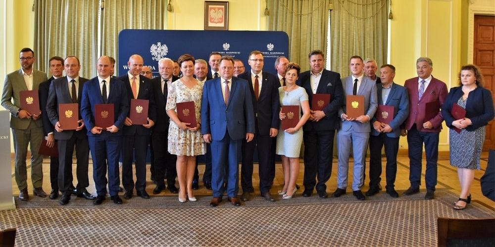 Samorządowcy z promesami.  fot. arch. MUW - fot. 