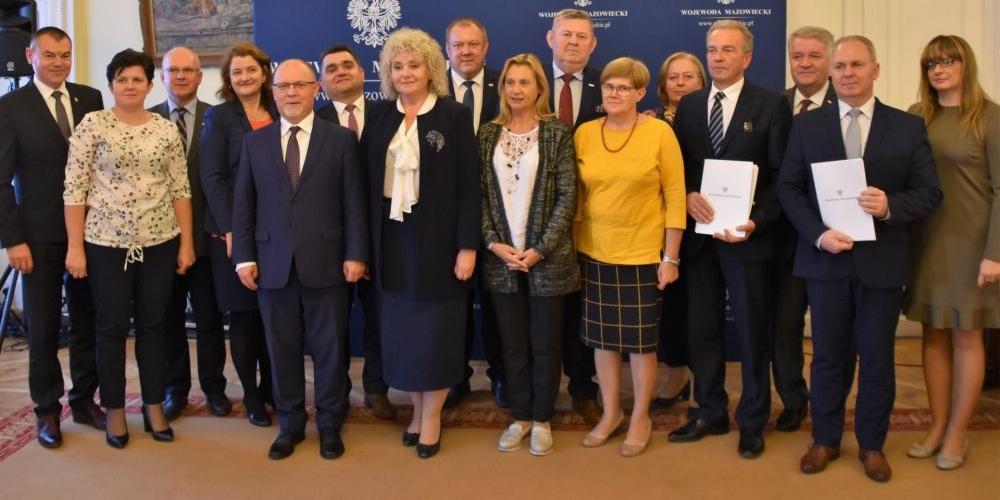 Pamiątkowe zdjęcie po podpisaniu umów.  fot. arch. MUW - fot. MUW