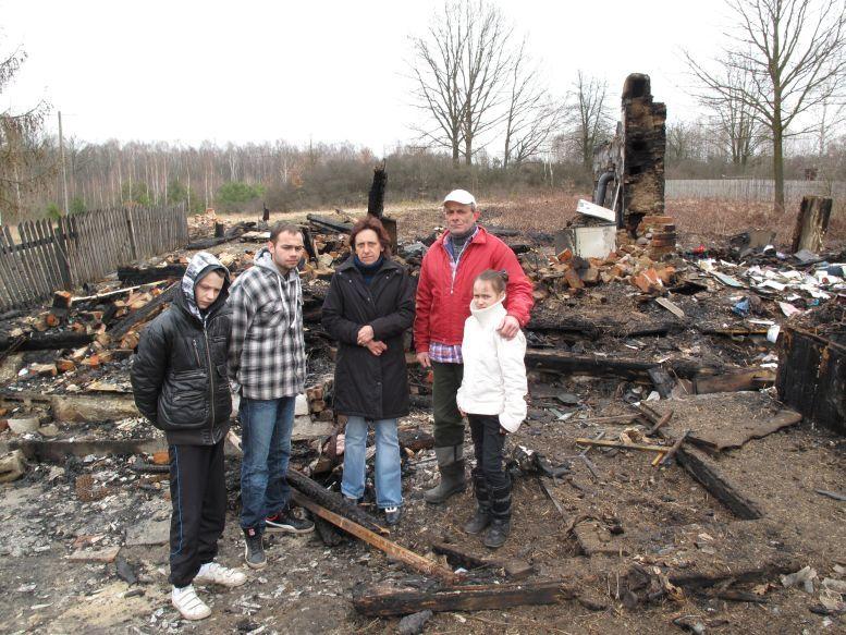 Rodzina Trelów na zgliszczach swojego domu. 
Potrzebna jest ludzka pomoc, by przed następną zimą 
ta pięcioosobowa rodzina miała gdzie mieszkać.  - fot. 