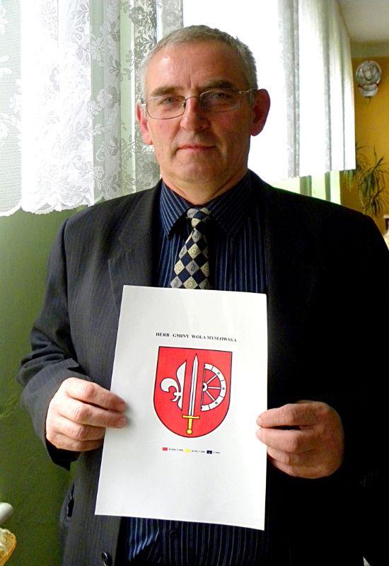 Przewodniczący Rady Gminy Wola Mysłowska, Tadeusz Talarek, prezentuje projekt herbu gminy, opracowany przez heraldyków. Fot. PGL - fot. 