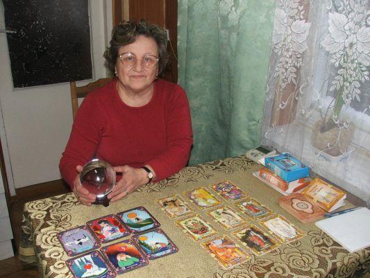 Wróżka Danuta korzysta z trzech rodzajów kart i kryształowej kuli - fot. 