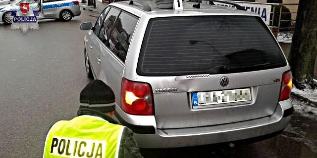 Policjanci z Łukowskiej komendy badają okoliczności wypadku, do jakiego doszło przy ul. Nowopijarskiej w Łukowie. Fot. KPP w Łukowie - fot. 