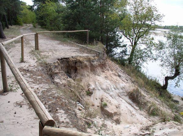 Taka głęboka jest ta dziura. Gdyby nie ogrodzenie, już niejeden rowerzysta wykąpałby się w Wiśle. - fot. 