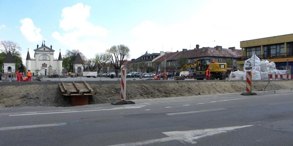 Budowany parking znajduje się wyżej niż istniejąca jezdnia. fot .sej - fot. 