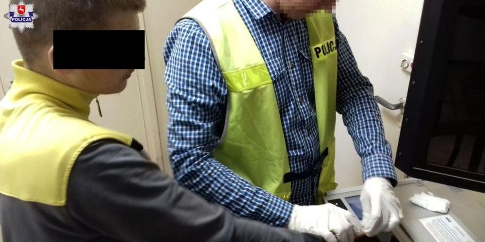 Jeden z podejrzanych o popełnienie przestępstwa podczas pozostawiania swej „wizytówki” do policyjnej kartoteki. Fot. Arch. KPP w Łukowie - fot. Arch. KPP w Łukowie
