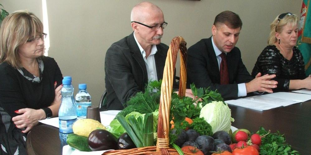 Podczas konferencji prasowej, prezentującej projekt zmiany ustawy o bezpieczeństwie żywności i żywienia. Od lewej: Hanna Wójcik, dyrektor Zespołu Szkół nr 1 w Siedlcach, Andrzej Suchenek, dyrektor Zespołu Szkół Ponadgimnazjalnych w Łochowie, poseł Krzyszt - fot. 